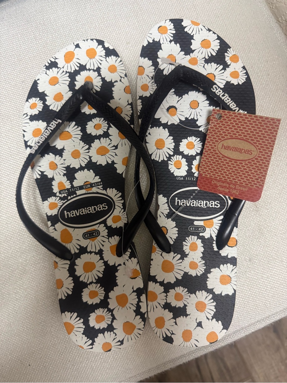 NWT, Havaianas daisy print/ black trim women’s
Sandals Size 11/12.